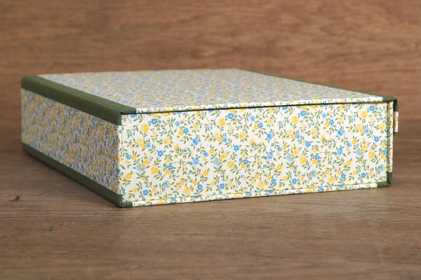 Box seitliche Ansicht,Carta Varese Papier mit kleinen Röschen in grün,gelb und blau,Leinenkanten